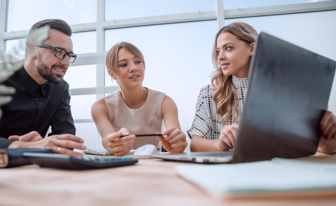 Equipe discutindo Modelos de Atuação