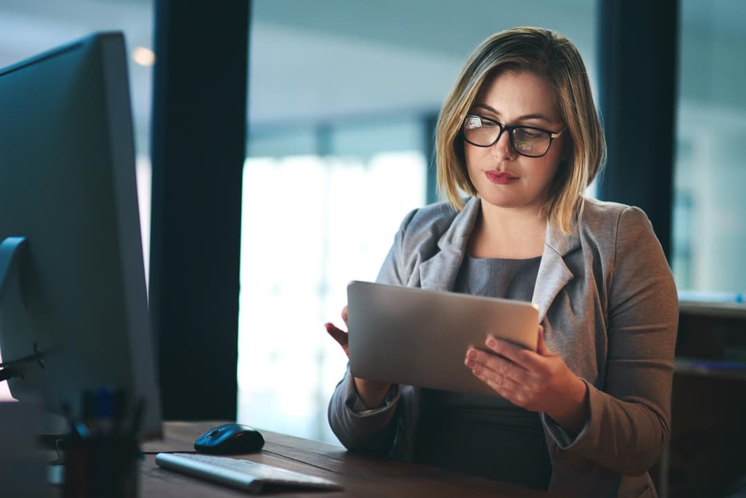 Especialista em tecnologia utilizando tablet