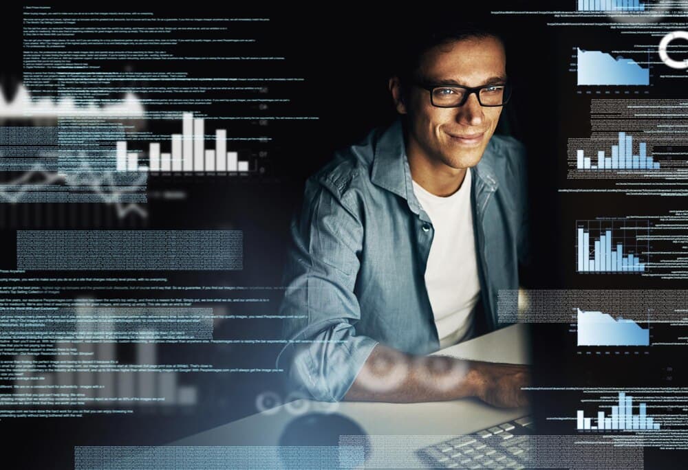 Profissional analisando dados com Databricks
