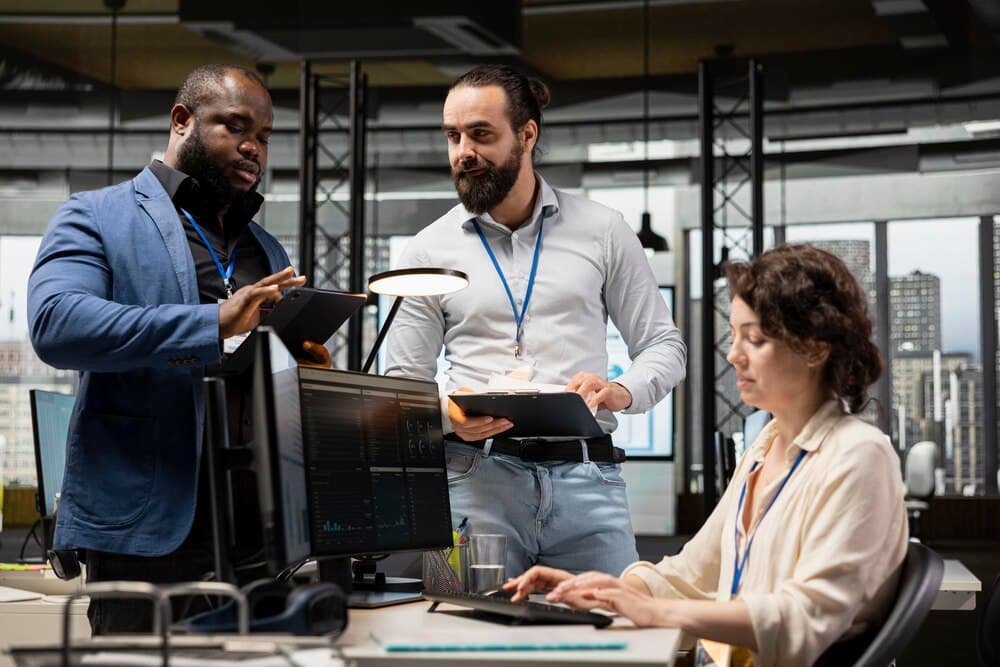Equipe Arbit trabalhando em soluções Microsoft